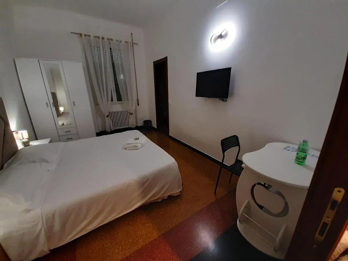 Maison d'hôtes La Lanterna Di Angelo Rent Rooms And Apartments Free Parking On The Street Front Gênes